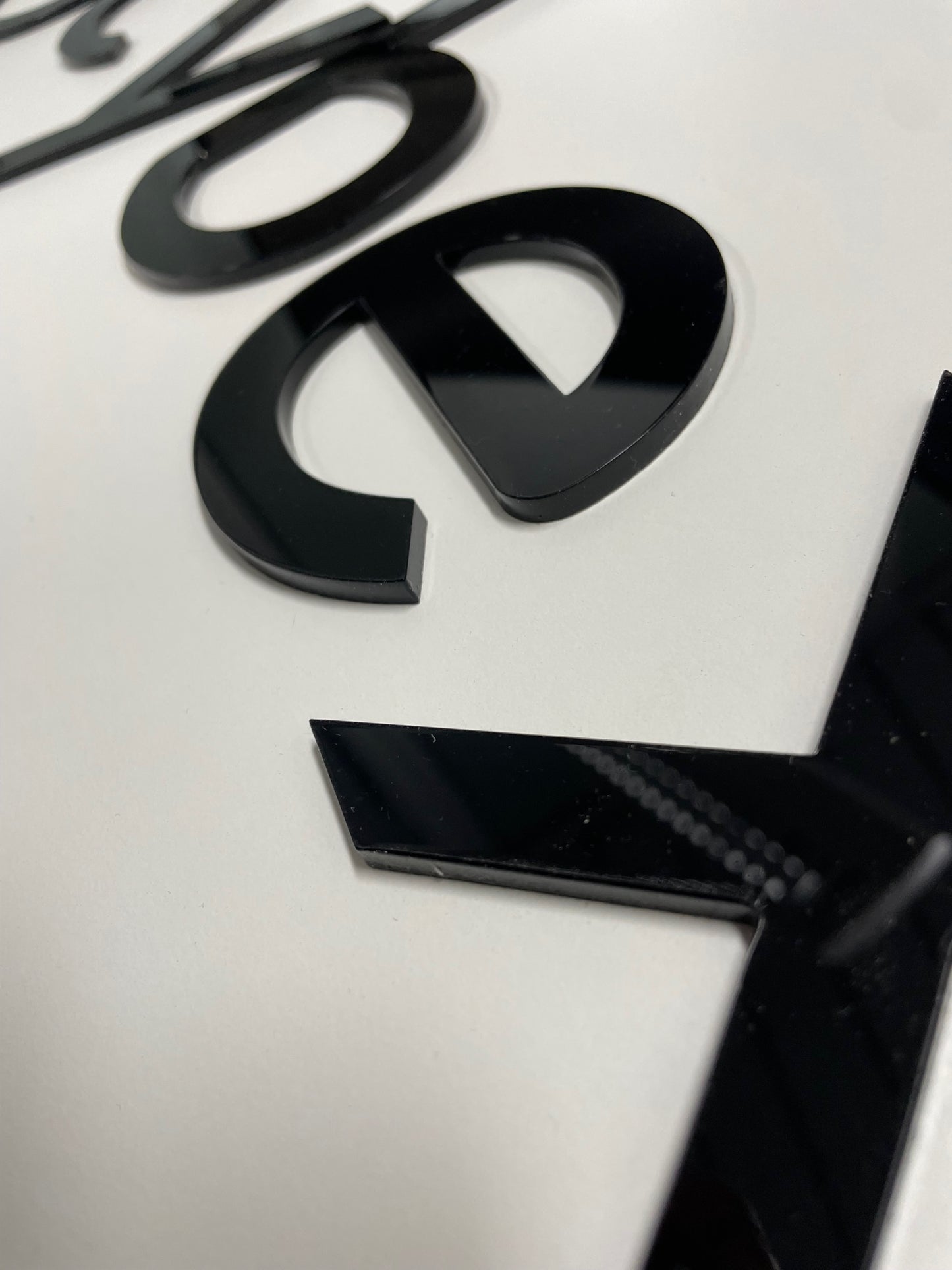 Logo-Acrylbuchstaben schwarz