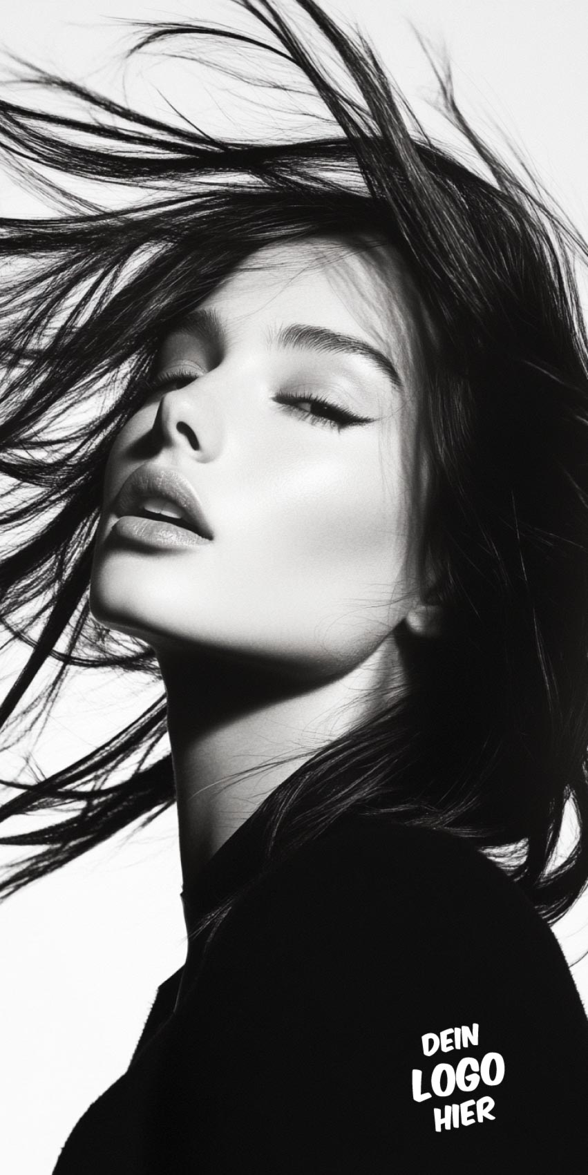 Druck-Motiv "schwarz-weiß". Der Druck zeit eine Frau mit wehenden Haaren. Ein Foto im schwarz-weiß Stil. Salonlogo-Position rechts unten.