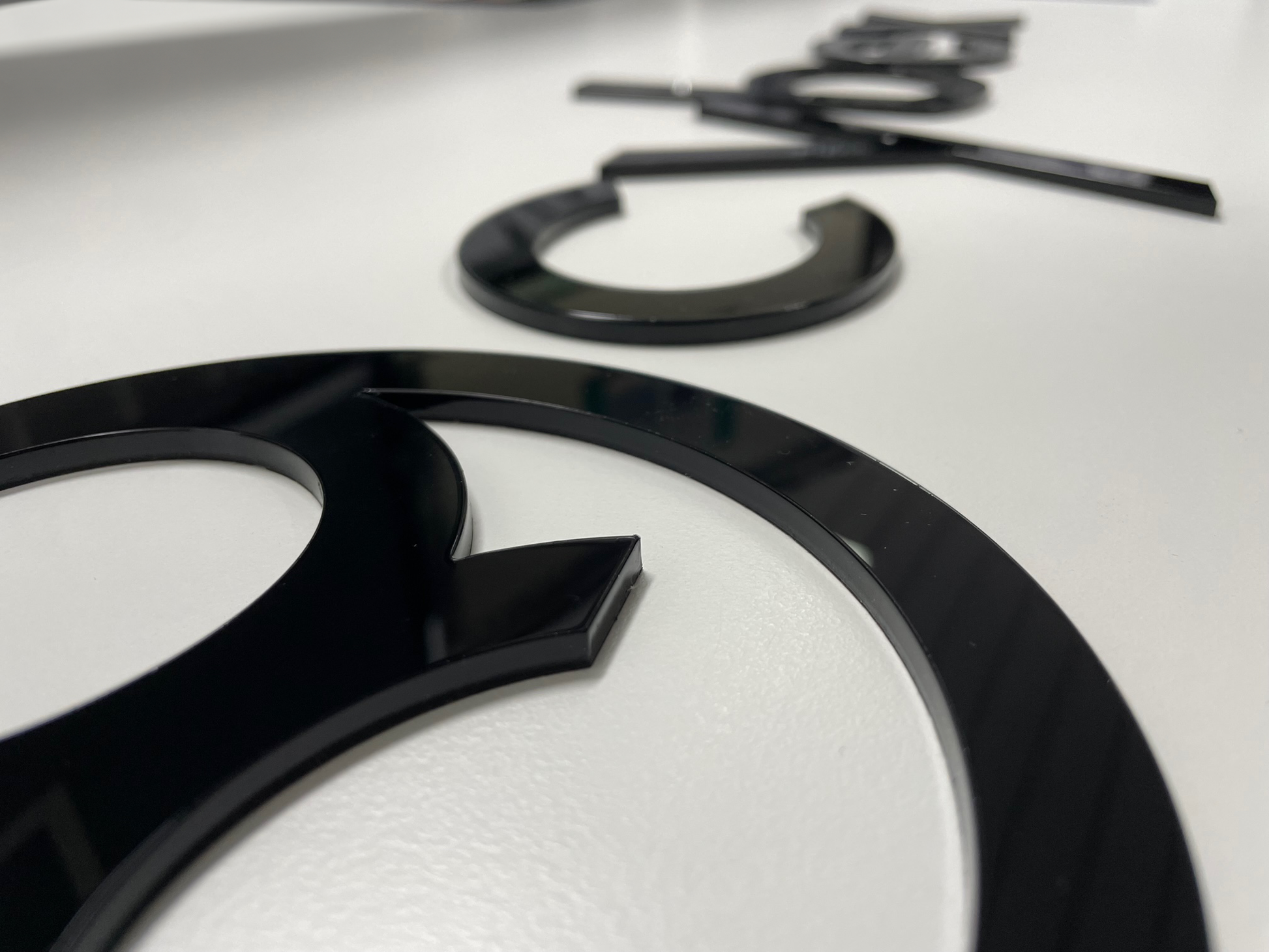 Logo-Acrylbuchstaben schwarz