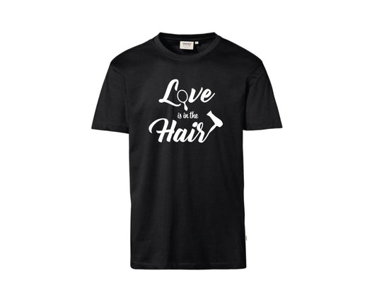 Schwarzes T-Shirt mit weißem Aufdruck "Love is in the Hair" mit Motiven Spiegel und Haartrockner.