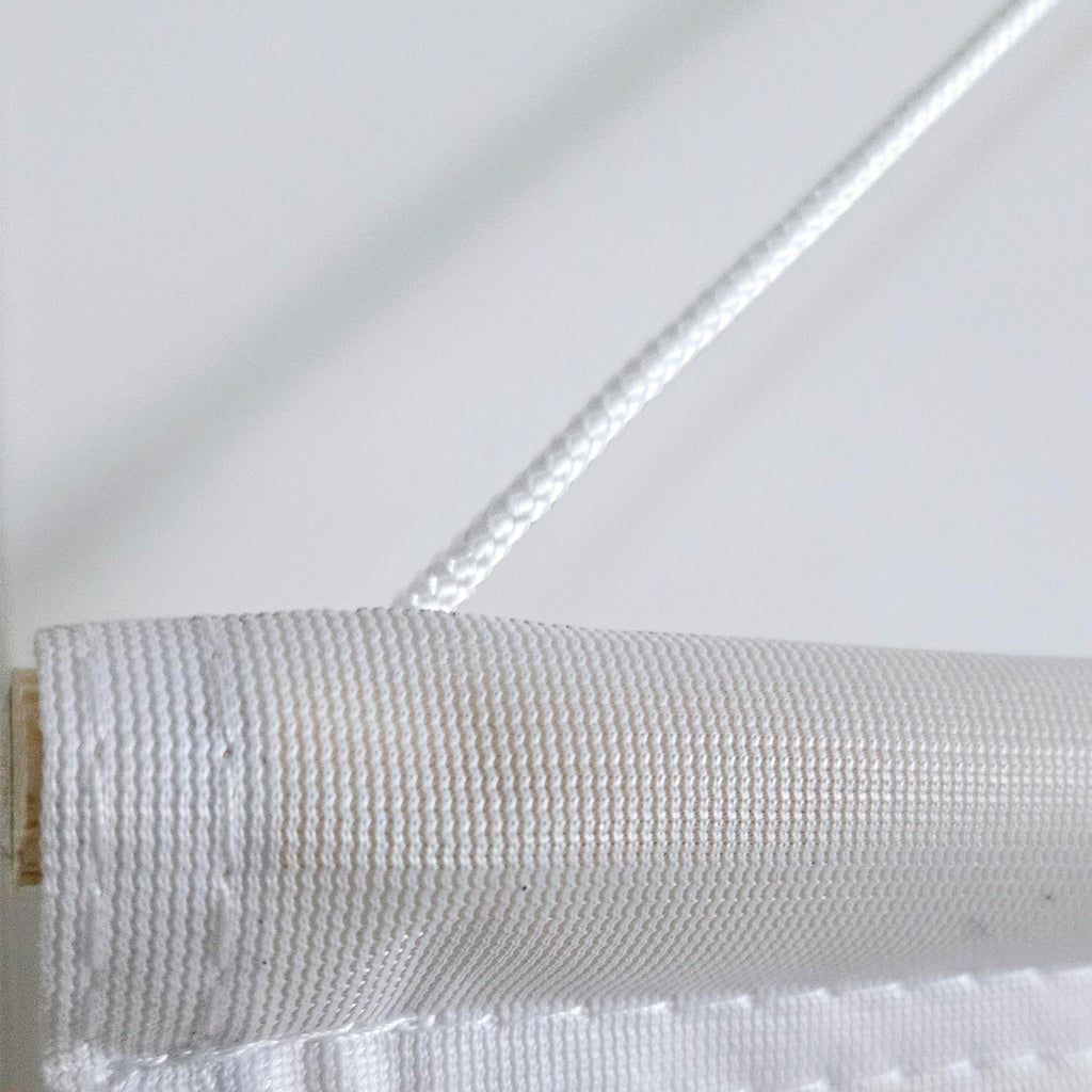 Nahansicht des oberen Saums des Stoffbanners mit Kordel und Holzstab