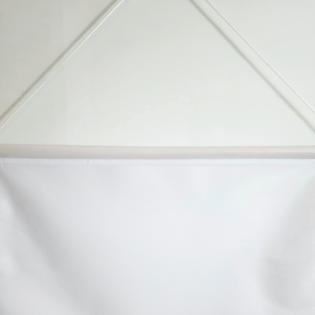 Der obere Saum des Stoffbanners mit Holzstab und weißer Kordel zum Aufhängen