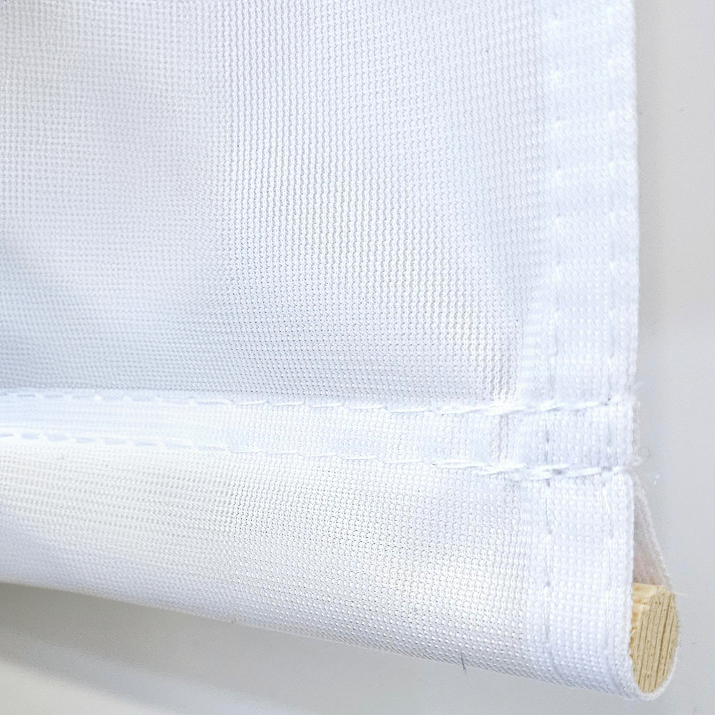 Der Saum des Stoffbanners mit Holzstab