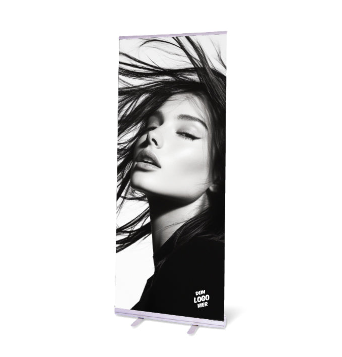Ein mit einem Model-Foto bedruckter Roll-Up Banner mit dem Druckmotiv "schwarz-weiß". Das Motiv des Banners zeigt eine Frau mit im Wind wehenden Haaren. Individualisiert mit deinem Logo.
