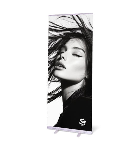 Ein mit einem Model-Foto bedruckter Roll-Up Banner mit dem Druckmotiv "schwarz-weiß". Das Motiv des Banners zeigt eine Frau mit im Wind wehenden Haaren. Individualisiert mit deinem Logo.