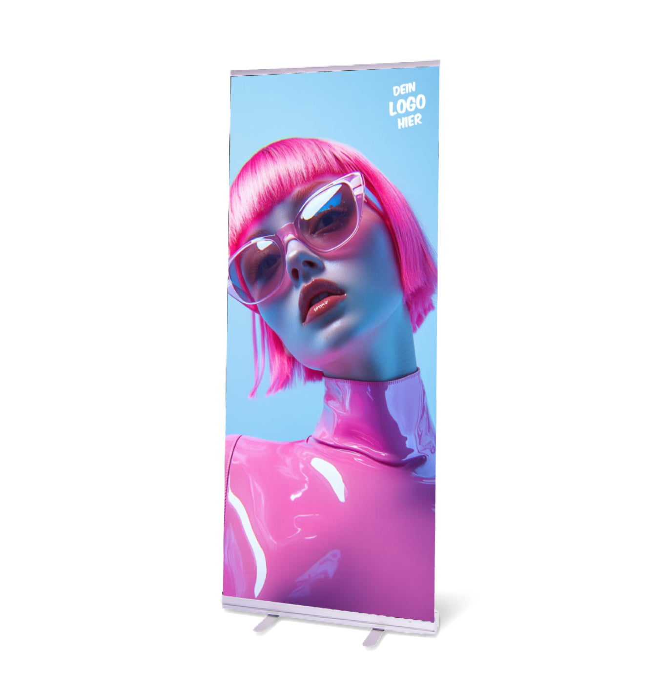 Ein mit einem Model-Foto bedruckter Roll-Up Banner mit dem Druckmotiv "pink". Das Motiv des Banners zeigt eine Frau mit pinkem Bob-Haarschnitt und pinker Sonnenbrille, in pinkem Latexshirt vor strahlend blauem Hintergrund. Individualisiert mit deinem Logo.