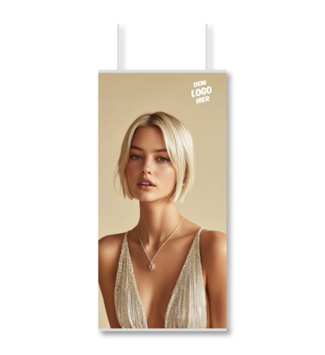 Stoffbanner mit Klemmleiste, der Druck zeigt eine Frau im edlen Glitzerkleid und Kurzhaarschnitt. Salonlogo oben rechts