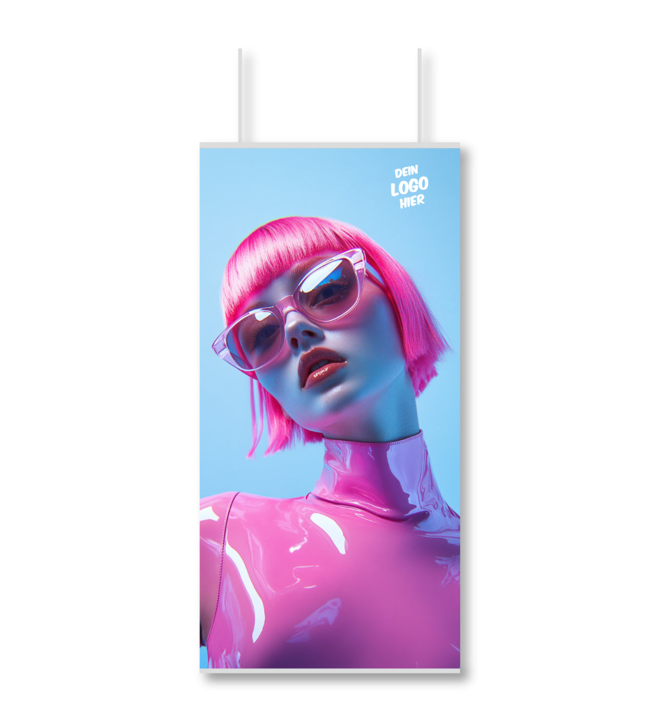 Stoffbanner mit Klemmleiste. Der Druck zeigt eine Frau mit pinkem Bob-Haarschnitt und pinker Sonnenbrille, in pinkem Latexshirt vor strahlend blauem Hintergrund. Salonlogo oben rechts