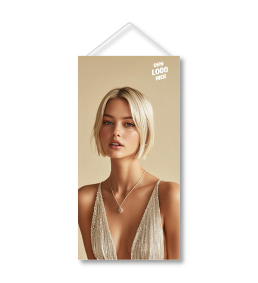 Ein mit einem Model-Foto bedruckter Stoffbanner. Das Motiv des Banners zeigt eine Frau mit kurzem blonden Haar und Glitzerkleid. Individualisiert mit deinem Logo.
