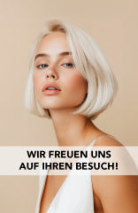 Druckmotiv "beige" Vorderseite. Auf der Vorderseite ein Bild eines Models mit kinnlangen, hellblonden Haaren und der Aufschrift "WIr freuen uns auf Ihren Besuch!"