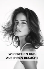 Vorderseite des Motivs "schwarz-weiß" mit Bild eines Models mit im Wind wehenden Haaren und der Aufschrift "WIr freuen uns auf Ihren Besuch!".